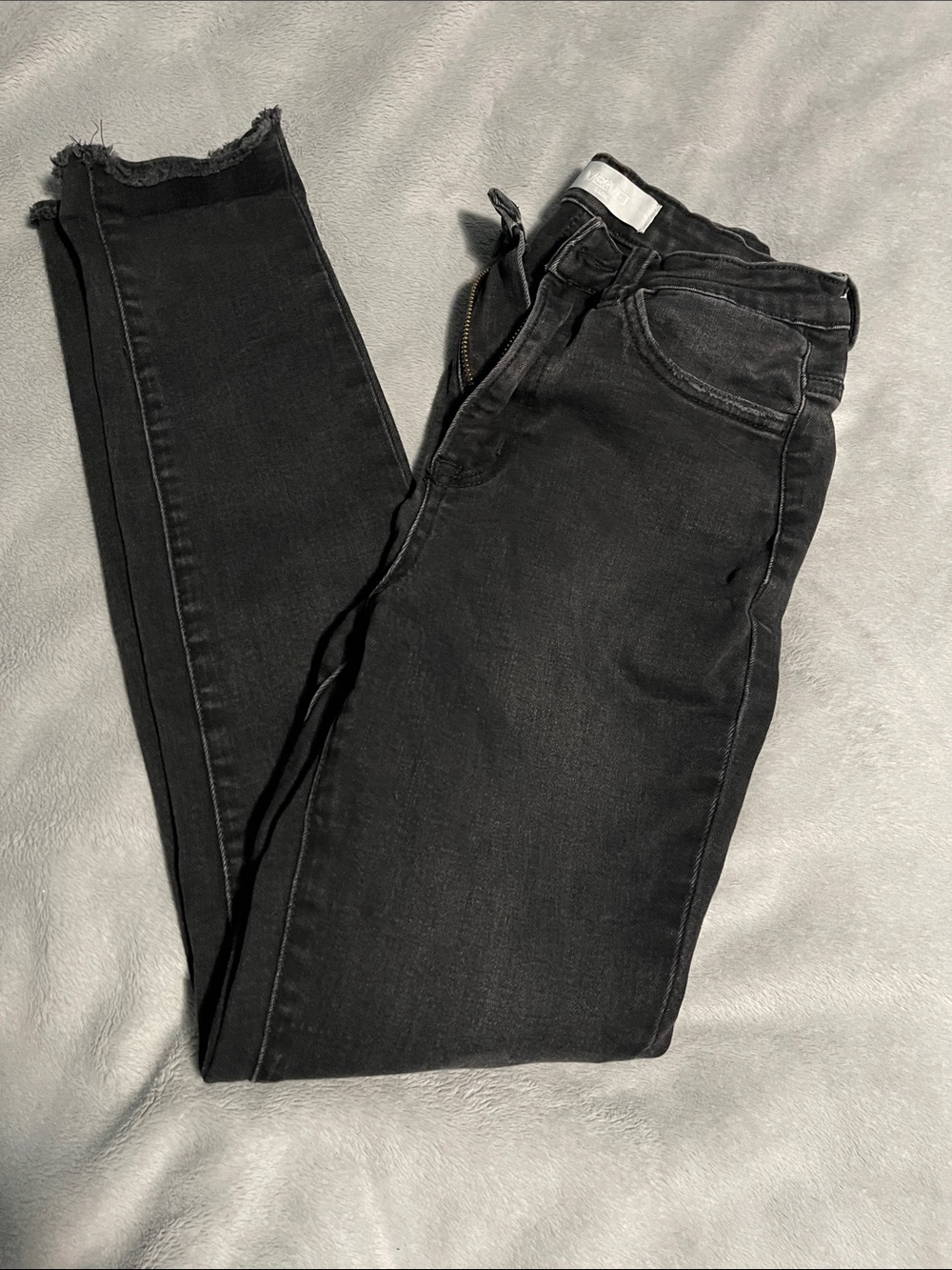 High-Rise Black Skinny Jeans with Frayed Hem